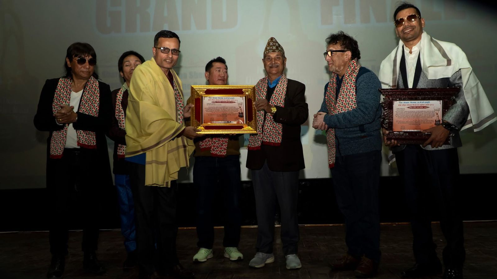 आध्यात्मिक पत्रकार समाज (आपस) का अध्यक्ष  शिरोमणि दवाडीलाई सिर्जनशील सन्चारकर्मी सम्मान २०८२ प्रदान :